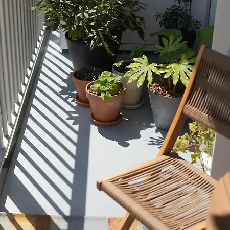 Gorgeous And Stylish Place For Two In Hip West! Daire *